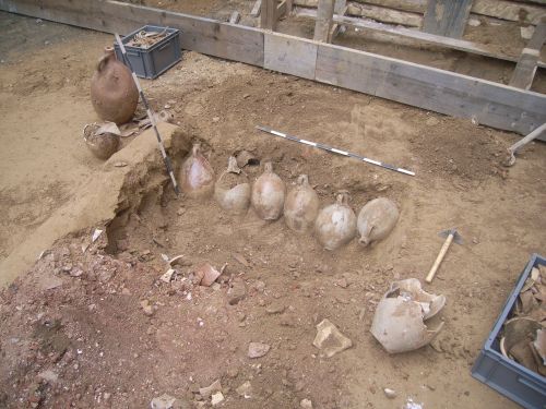 Excavation of a pit containing 19th-century stoneware bottles in Frechen. Photo: Jochen Altmiks, LVR-Amt für Bodendenkmalpflege im Rheinland